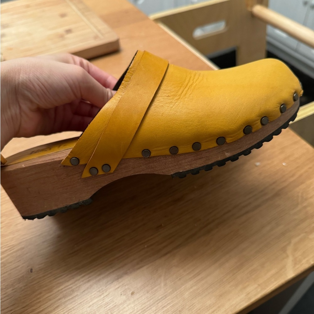 Lisa b clogs